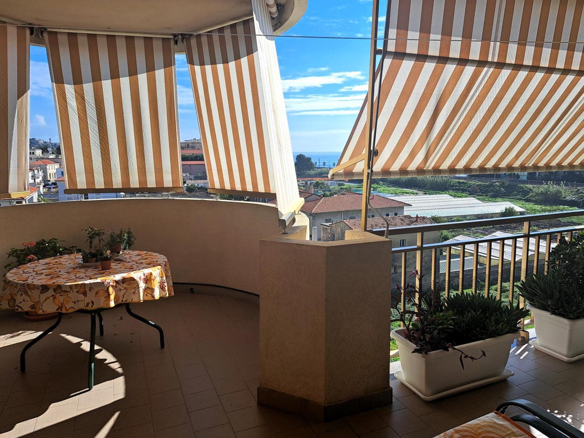 Appartamento - Terrazzo Vivibile Vista Mare, Wi-Fi Gratuito Vallecrosia Luaran gambar