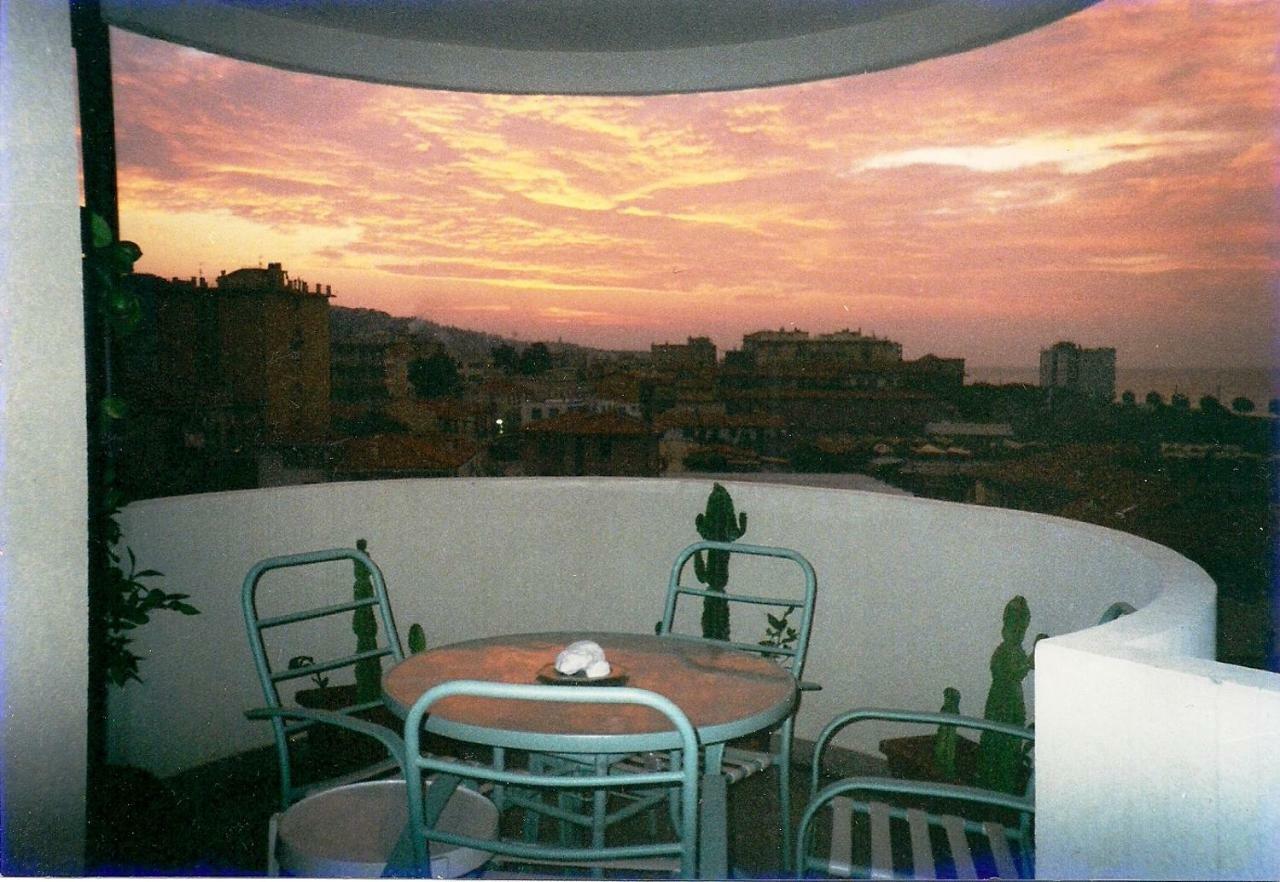 Appartamento - Terrazzo Vivibile Vista Mare, Wi-Fi Gratuito Vallecrosia Luaran gambar